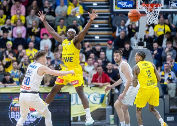 Oldenburg, Niedersachsen, DEU, 10.01.2026, Perttu Blomgren (links, Syntainics MBC) und Brian Fobbs (Mitte, EWE Baskets Oldenburg). EWE Baskets Oldenburg vs. Syntainics MBC. Basketball. 1. Basketball-Bundesliga Saison 2025 2026, 15. Spieltag, Grosse EWE Arena. EWE Baskets Oldenburg vs. Syntainics MBC