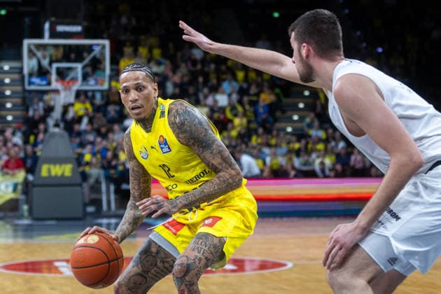 Oldenburg, Niedersachsen, DEU, 10.01.2026, Michale Kyser (links, EWE Baskets Oldenburg) und Kresimir Nikic (rechts, Syntainics MBC). EWE Baskets Oldenburg vs. Syntainics MBC. Basketball. 1. Basketball-Bundesliga Saison 2025 2026, 15. Spieltag, Grosse EWE Arena. EWE Baskets Oldenburg vs. Syntainics MBC