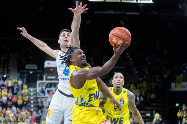 Oldenburg, Niedersachsen, DEU, 10.01.2026, Christopher Clemons (Mitte, EWE Baskets Oldenburg), Jure Planinic (links, Syntainics MBC) und Michale Kyser (rechts, EWE Baskets Oldenburg). EWE Baskets Oldenburg vs. Syntainics MBC. Basketball. 1. Basketball-Bundesliga Saison 2025 2026, 15. Spieltag, Grosse EWE Arena. EWE Baskets Oldenburg vs. Syntainics MBC