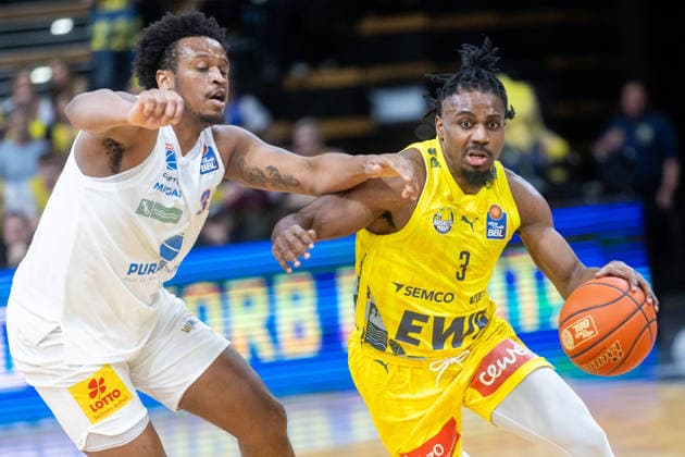 Oldenburg, Niedersachsen, DEU, 10.01.2026, Moritz Heck (rechts, Syntainics MBC) und Stephon Jelks (links, Syntainics MBC). EWE Baskets Oldenburg vs. Syntainics MBC. Basketball. 1. Basketball-Bundesliga Saison 2025 2026, 15. Spieltag, Grosse EWE Arena. EWE Baskets Oldenburg vs. Syntainics MBC