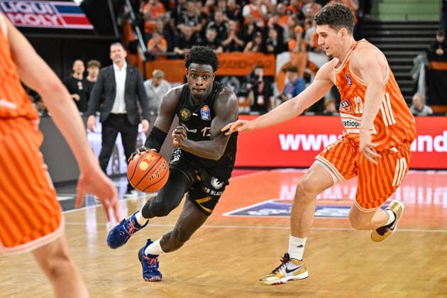 easyCredit BBL; ratiopharm Ulm - Basketball Löwen Braunschweig, 10.01.2026 ULM, GERMANY - 10. JANUARY: im Duell Barra NJIE (Basketball Löwen Braunschweig 13) und Diego GARAVAGLIA (ratiopharm Ulm 23) während dem Match zwischen Ratiopharm Ulm und Basketball Löwen Braunschweig am 15. Spieltag der easyCredit BBL in der Ratiopharm Arena Copyright: xBEAUTIFULxSPORTS Goldbergx