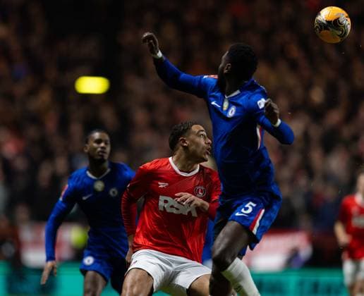 Charlton Athletic v Chelsea Emirates FA Cup Miles Leaburn of Charlton Athletic watches the ball during the Emirates FA Cup Third Round match at The Valley, London 10 01 2026 UK Newspapers OUT Copyright: xBenxPetersx FIL-22760-0094