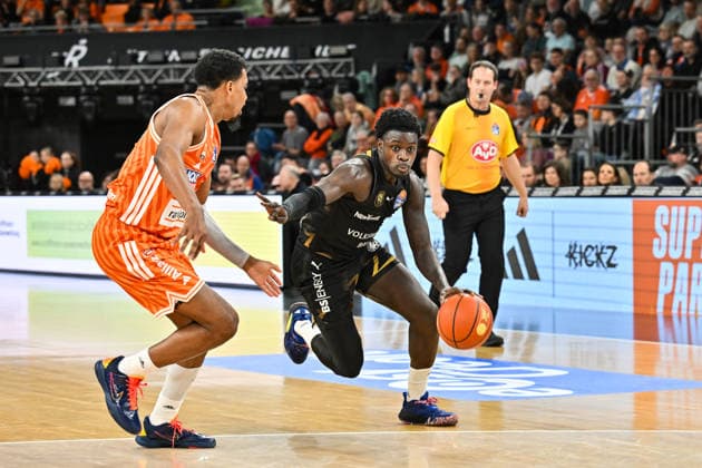 easyCredit BBL; ratiopharm Ulm - Basketball Löwen Braunschweig, 10.01.2026 ULM, GERMANY - 10. JANUARY: im Duell Justin SIMON (ratiopharm Ulm 15) und Philipp HARTWICH (Basketball Löwen Braunschweig 15) während dem Match zwischen Ratiopharm Ulm und Basketball Löwen Braunschweig am 15. Spieltag der easyCredit BBL in der Ratiopharm Arena Copyright: xBEAUTIFULxSPORTS Goldbergx