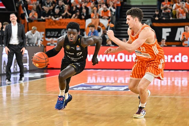 easyCredit BBL; ratiopharm Ulm - Basketball Löwen Braunschweig, 10.01.2026 ULM, GERMANY - 10. JANUARY: im Duell Barra NJIE (Basketball Löwen Braunschweig 13) und Diego GARAVAGLIA (ratiopharm Ulm 23) während dem Match zwischen Ratiopharm Ulm und Basketball Löwen Braunschweig am 15. Spieltag der easyCredit BBL in der Ratiopharm Arena Copyright: xBEAUTIFULxSPORTS Goldbergx