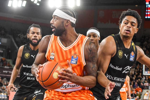 GER, BBL, ratiopharm Ulm vs Basketball Löwen Braunschweig 10.01.2026, ratiopharm arena, Neu-Ulm, GER, BBL, ratiopharm Ulm vs Basketball Löwen Braunschweig, im Bild Malik Osborne (Ulm, 10) nach Rebound unter Druck, Grant Sherfield (Braunschweig, 25)