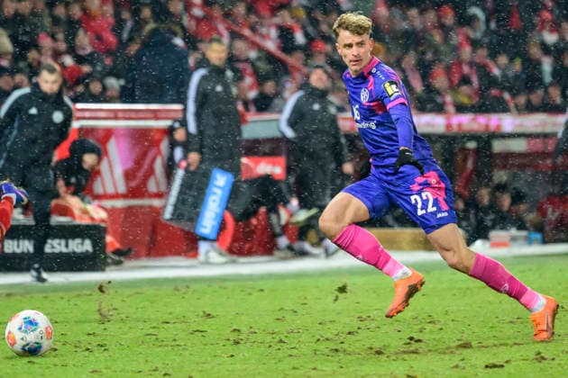 In the picture, from left: Nikolas Veratschnig (1.FSV Mainz 05 22), GER, Berlin, 1. FC Union Berlin vs. 1. FSV Mainz 05, 1. Bundesliga, soccer, DFB, 2025 2026 season, Alte Foersterei, match day 16. DFB DFL REGULATIONS PROHIBIT ANY USE OF PHOTOGRAPHS AS IMAGE SEQUENCES AND OR QUASI-VIDEO, 10.01.2026, *** In the picture, from left Nikolas Veratschnig 1 FSV Mainz 05 22 , GER, Berlin, 1 FC Union Berlin vs 1 FSV Mainz 05, 1 Bundesliga, soccer, DFB, 2025 2026 season, Alte Foersterei, match day 16 DFB DFL REGULATIONS PROHIBIT ANY USE OF PHOTOGRAPHS AS IMAGE SEQUENCES AND OR QUASI VIDEO, 10 01 2026, Copyright: HMBxMedia UwexKoch