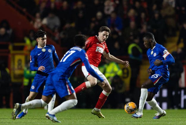 Charlton Athletic v Chelsea Emirates FA Cup Conor Coventry of Charlton Athletic battles for the ball with Facundo Buonanotte (Ieft) and MoisÃ s Caicedo of Chelsea during the Emirates FA Cup Third Round match at The Valley, London 10 01 2026 UK Newspapers OUT Copyright: xBenxPetersx FIL-22760-0097