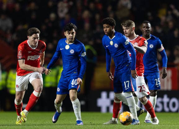 Charlton Athletic v Chelsea Emirates FA Cup Conor Coventry of Charlton Athletic battles for the ball with Facundo Buonanotte of Chelsea during the Emirates FA Cup Third Round match at The Valley, London 10 01 2026 UK Newspapers OUT Copyright: xBenxPetersx FIL-22760-0099