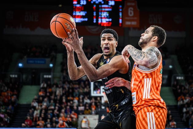 Neu Ulm, Deutschland, 10.01.26: David Nguessan (Basketball Loewen Braunschweig) und Christopher Ledlum (ratiopharm ulm) im Zweikampf waehrend des Basketball Bundesliga Spiels zwischen ratiopharm ulm vs Basketball Loewen Braunschweig in der ratiopharm Arena am 10. Januar 2026 in Neu Ulm, Deutschland. (Foto von Harry Langer DeFodi Images) ratiopharm Arena, Germany, 10.01.26: David Nguessan (Basketball Loewen Braunschweig) und Christopher Ledlum (ratiopharm ulm) battle for the ball during the Basketball Bundesliga match between ratiopharm ulm vs Basketball Loewen Braunschweig at Neu Ulm on January 10, 2026 in ratiopharm Arena, Germany. (Photo by Harry Langer DeFodi Images) (Photo by Harry Langer DeFodi Images) -