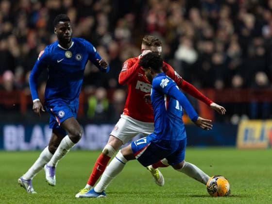Charlton Athletic v Chelsea Emirates FA Cup Sonny Carey of Charlton Athletic nut megs Andrey Santos of Chelsea during the Emirates FA Cup Third Round match at The Valley, London 10 01 2026 UK Newspapers OUT Copyright: xBenxPetersx FIL-22760-0111