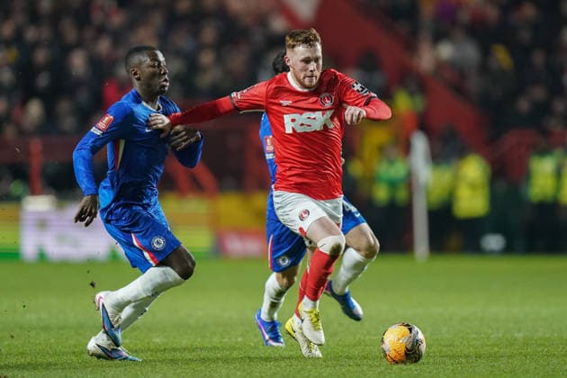 Charlton Athletic v Chelsea, Emirates FA Cup Sonny Carey of Charlton Athletic under pressure from Moises Caicedo of Chelsea during the Charlton Athletic v Chelsea Emirates FA Cup Third Round match at The Valley, London, England on 10 January 2026 Credit: Dylan Hepworth Every Second Media Editorial use only. All images are copyright Every Second Media Limited. No images may be reproduced without prior permission. All rights reserved. Premier League and Football League images are subject to licensing agreements with Football DataCo Limited. see https: www.football-dataco.com Copyright: xIMAGO EveryxSecondxMediax ESM-1744-0042 DylanxHepworthx xEveryxSecondxMediax