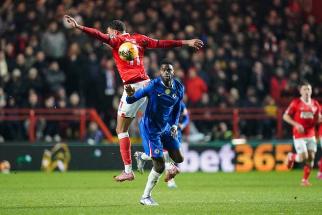 Charlton Athletic v Chelsea, Emirates FA Cup Miles Leaburn of Charlton Athletic and Benoit Badiashile of Chelsea battling for the ball during the Charlton Athletic v Chelsea Emirates FA Cup Third Round match at The Valley, London, England on 10 January 2026 Credit: Dylan Hepworth Every Second Media Editorial use only. All images are copyright Every Second Media Limited. No images may be reproduced without prior permission. All rights reserved. Premier League and Football League images are subject to licensing agreements with Football DataCo Limited. see https: www.football-dataco.com Copyright: xIMAGO EveryxSecondxMediax ESM-1744-0043 DylanxHepworthx xEveryxSecondxMediax