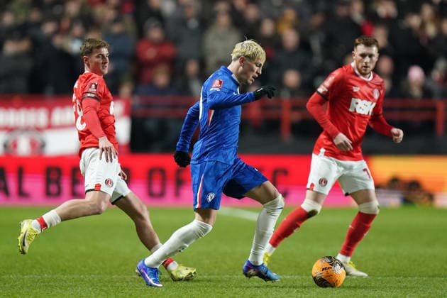 Charlton Athletic v Chelsea, Emirates FA Cup Alejandro Garnacho of Chelsea under pressure from Sonny Carey of Charlton Athletic and James Bree of Charlton Athletic during the Charlton Athletic v Chelsea Emirates FA Cup Third Round match at The Valley, London, England on 10 January 2026 Credit: Dylan Hepworth Every Second Media Editorial use only. All images are copyright Every Second Media Limited. No images may be reproduced without prior permission. All rights reserved. Premier League and Football League images are subject to licensing agreements with Football DataCo Limited. see https: www.football-dataco.com Copyright: xIMAGO EveryxSecondxMediax ESM-1744-0047 DylanxHepworthx xEveryxSecondxMediax
