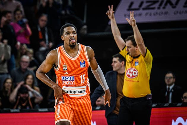 Neu Ulm, Deutschland, 10.01.26: Justin Simon (ratiopharm ulm) gestikuliert, gestik, jubelt waehrend des Basketball Bundesliga Spiels zwischen ratiopharm ulm vs Basketball Loewen Braunschweig in der ratiopharm Arena am 10. Januar 2026 in Neu Ulm, Deutschland. (Foto von Harry Langer DeFodi Images) ratiopharm Arena, Germany, 10.01.26: Justin Simon (ratiopharm ulm) gestures during the Basketball Bundesliga match between ratiopharm ulm vs Basketball Loewen Braunschweig at Neu Ulm on January 10, 2026 in ratiopharm Arena, Germany. (Photo by Harry Langer DeFodi Images) (Photo by Harry Langer DeFodi Images) -