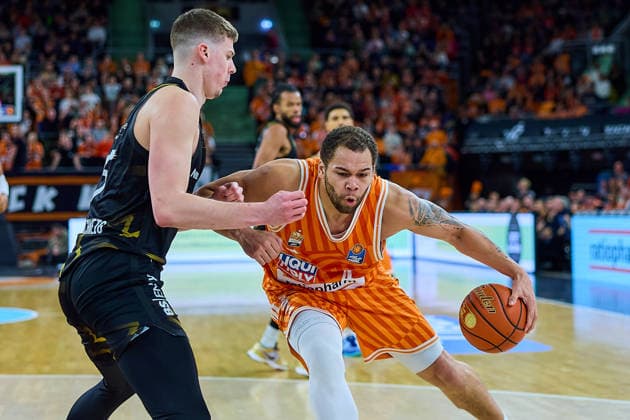 Philipp Hartwich (Basketball Loewen Braunschweig, 15), Christopher Ledlum (ratiopharm ulm, 04) GER, ratiopharm ulm vs. Basketball Loewen Braunschweig, Basketball, 15. Spieltag, EasyCredit Bundesliga, Spielzeit 2025 2026, 10.01.2026 GER, ratiopharm ulm vs. Basketball Loewen Braunschweig, Basketball, 15. Spieltag, EasyCredit Bundesliga, Spielzeit 2025 2026, 10.01.2026 Neu-Ulm Copyright: xEibner-Pressefoto GeraldxOelze-dexStoppanyx EP_ODS