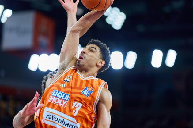 Zweikampf, Duell zwischen Joshua Obiesie (Basketball Loewen Braunschweig, 08) und Mark Smith (ratiopharm ulm, 13) GER, ratiopharm ulm vs. Basketball Loewen Braunschweig, Basketball, 15. Spieltag, EasyCredit Bundesliga, Spielzeit 2025 2026, 10.01.2026 GER, ratiopharm ulm vs. Basketball Loewen Braunschweig, Basketball, 15. Spieltag, EasyCredit Bundesliga, Spielzeit 2025 2026, 10.01.2026 Neu-Ulm Copyright: xEibner-Pressefoto GeraldxOelze-dexStoppanyx EP_ODS