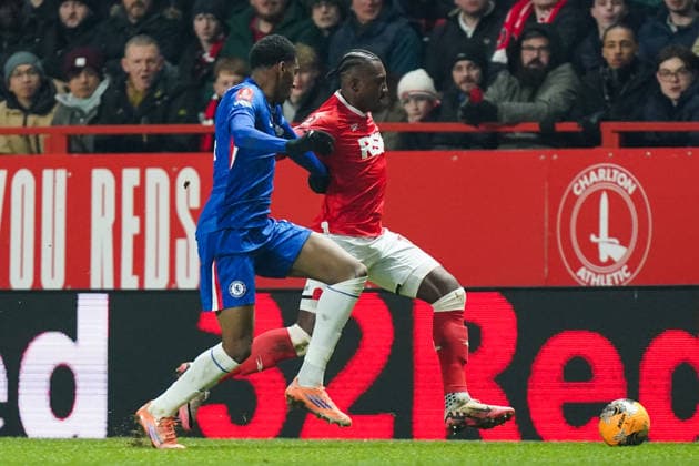 Charlton Athletic v Chelsea, Emirates FA Cup Amari i Bell of Charlton Athletic under pressure from Josh Acheampong of Chelsea during the Charlton Athletic v Chelsea Emirates FA Cup Third Round match at The Valley, London, England on 10 January 2026 Credit: Dylan Hepworth Every Second Media Editorial use only. All images are copyright Every Second Media Limited. No images may be reproduced without prior permission. All rights reserved. Premier League and Football League images are subject to licensing agreements with Football DataCo Limited. see https: www.football-dataco.com Copyright: xIMAGO EveryxSecondxMediax ESM-1744-0048 DylanxHepworthx xEveryxSecondxMediax
