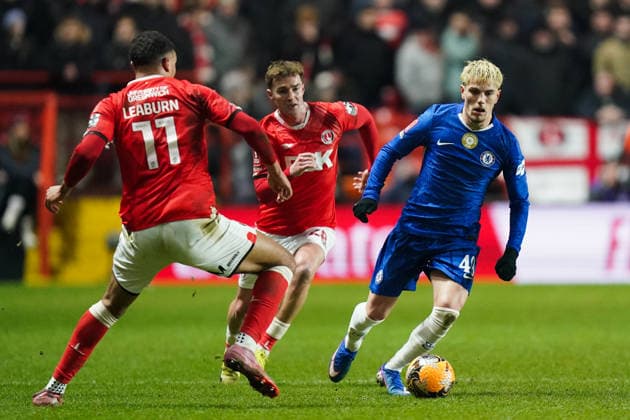 Charlton Athletic v Chelsea, Emirates FA Cup Alejandro Garnacho of Chelsea under pressure from Miles Leaburn of Charlton Athletic during the Charlton Athletic v Chelsea Emirates FA Cup Third Round match at The Valley, London, England on 10 January 2026 Credit: Dylan Hepworth Every Second Media Editorial use only. All images are copyright Every Second Media Limited. No images may be reproduced without prior permission. All rights reserved. Premier League and Football League images are subject to licensing agreements with Football DataCo Limited. see https: www.football-dataco.com Copyright: xIMAGO EveryxSecondxMediax ESM-1744-0051 DylanxHepworthx xEveryxSecondxMediax