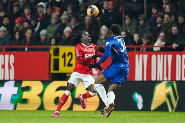 Charlton Athletic v Chelsea, Emirates FA Cup Amari i Bell of Charlton Athletic and Josh Acheampong of Chelsea battling for the ball during the Charlton Athletic v Chelsea Emirates FA Cup Third Round match at The Valley, London, England on 10 January 2026 Credit: Dylan Hepworth Every Second Media Editorial use only. All images are copyright Every Second Media Limited. No images may be reproduced without prior permission. All rights reserved. Premier League and Football League images are subject to licensing agreements with Football DataCo Limited. see https: www.football-dataco.com Copyright: xIMAGO EveryxSecondxMediax ESM-1744-0052 DylanxHepworthx xEveryxSecondxMediax