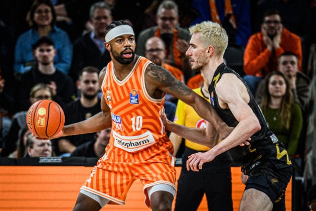 Neu Ulm, Deutschland, 10.01.26: Malik Osborne (ratiopharm ulm) und Philipp Hartwich (Basketball Loewen Braunschweig) im Zweikampf waehrend des Basketball Bundesliga Spiels zwischen ratiopharm ulm vs Basketball Loewen Braunschweig in der ratiopharm Arena am 10. Januar 2026 in Neu Ulm, Deutschland. (Foto von Harry Langer DeFodi Images) ratiopharm Arena, Germany, 10.01.26: Malik Osborne (ratiopharm ulm) und Philipp Hartwich (Basketball Loewen Braunschweig) battle for the ball during the Basketball Bundesliga match between ratiopharm ulm vs Basketball Loewen Braunschweig at Neu Ulm on January 10, 2026 in ratiopharm Arena, Germany. (Photo by Harry Langer DeFodi Images) (Photo by Harry Langer DeFodi Images) -