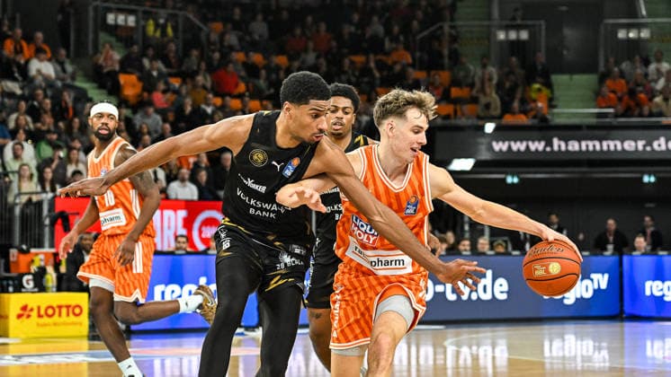 GER, BBL, ratiopharm Ulm vs Basketball Löwen Braunschweig 10.01.2026, ratiopharm arena, Neu-Ulm, GER, BBL, ratiopharm Ulm vs Basketball Löwen Braunschweig, im Bild David N Guessan (Braunschweig, 1), Tobias Brahe Jensen (Ulm, 7)