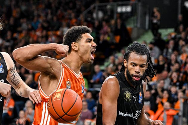 GER, BBL, ratiopharm Ulm vs Basketball Löwen Braunschweig 10.01.2026, ratiopharm arena, Neu-Ulm, GER, BBL, ratiopharm Ulm vs Basketball Löwen Braunschweig, im Bild Mark Smith (Ulm, 13), Jubelschrei nach spektakulaerem Dunk