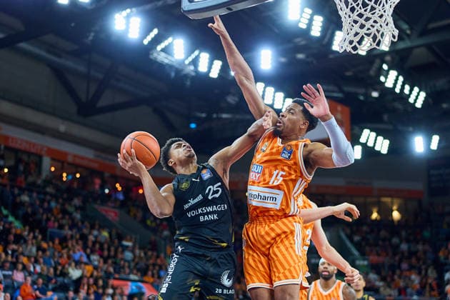 Zweikampf, Duell zwischen Grant Sherfield (Basketball Loewen Braunschweig, 25) und Justin Simon (ratiopharm ulm, 15) unter dem Korb GER, ratiopharm ulm vs. Basketball Loewen Braunschweig, Basketball, 15. Spieltag, EasyCredit Bundesliga, Spielzeit 2025 2026, 10.01.2026 GER, ratiopharm ulm vs. Basketball Loewen Braunschweig, Basketball, 15. Spieltag, EasyCredit Bundesliga, Spielzeit 2025 2026, 10.01.2026 Neu-Ulm Copyright: xEibner-Pressefoto GeraldxOelze-dexStoppanyx EP_ODS