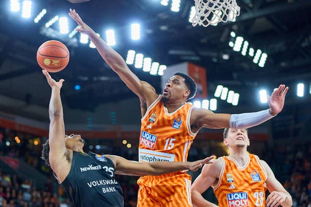 Zweikampf, Duell zwischen Grant Sherfield (Basketball Loewen Braunschweig, 25) und Justin Simon (ratiopharm ulm, 15) unter dem Korb GER, ratiopharm ulm vs. Basketball Loewen Braunschweig, Basketball, 15. Spieltag, EasyCredit Bundesliga, Spielzeit 2025 2026, 10.01.2026 GER, ratiopharm ulm vs. Basketball Loewen Braunschweig, Basketball, 15. Spieltag, EasyCredit Bundesliga, Spielzeit 2025 2026, 10.01.2026 Neu-Ulm Copyright: xEibner-Pressefoto GeraldxOelze-dexStoppanyx EP_ODS
