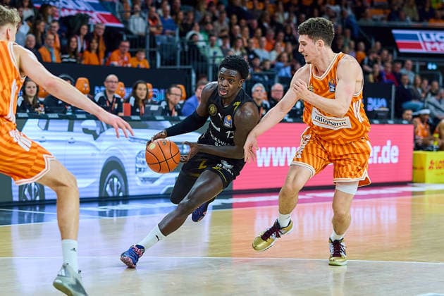 Zweikampf, Duell zwischen Barra Njie (Basketball Loewen Braunschweig, 13) und Diego Garavaglia (ratiopharm ulm, 23) GER, ratiopharm ulm vs. Basketball Loewen Braunschweig, Basketball, 15. Spieltag, EasyCredit Bundesliga, Spielzeit 2025 2026, 10.01.2026 GER, ratiopharm ulm vs. Basketball Loewen Braunschweig, Basketball, 15. Spieltag, EasyCredit Bundesliga, Spielzeit 2025 2026, 10.01.2026 Neu-Ulm Copyright: xEibner-Pressefoto GeraldxOelze-dexStoppanyx EP_ODS