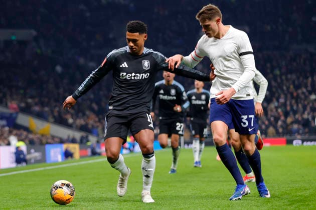 Tottenham Hotspur v Aston Villa, London, UK - 10 Jan 2026 Micky Van de Ven of Tottenham Hotspur battles for the ball with Ollie Watkins of Aston Villa during the FA Cup 3rd round match between Tottenham and Aston Villa at the Tottenham Hotspur Stadium, Tottenham, London on 10 January 2026. London Tottenham Hotspur Stadium London GBR Copyright: xTomxCusden PPAUKx PPA-239975