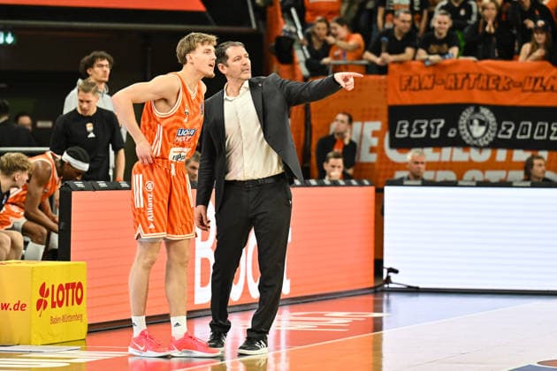 easyCredit BBL; ratiopharm Ulm - Basketball Löwen Braunschweig, 10.01.2026 ULM, GERMANY - 10. JANUARY: im Gespräch Joel CWIK (ratiopharm Ulm 3) und Ty HARRELSON Trainer ratiopharm Ulm während dem Match zwischen Ratiopharm Ulm und Basketball Löwen Braunschweig am 15. Spieltag der easyCredit BBL in der Ratiopharm Arena Copyright: xBEAUTIFULxSPORTS Goldbergx
