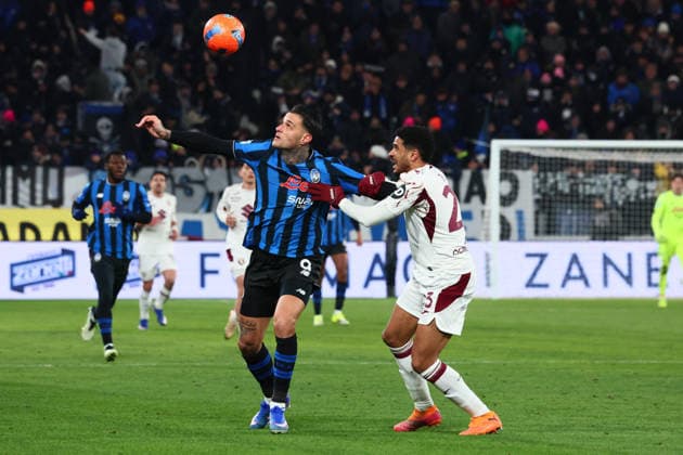 January 10, 2026, Bergamo, Lombardia: Atalanta s Gianluca Scamacca and Torino s Saul Coco during the Italian Serie A soccer match Atalanta BC vs Torino FC at the New Balance Arena in Bergamo, Italy, 10 January 2026..ANSA MICHELE MARAVIGLIA. Serie A: Atalanta-Torino  - ZUMAa110 20260110_zaf_a110_079 Copyright: xMichelexMaravigliax