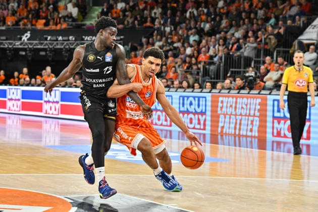 easyCredit BBL; ratiopharm Ulm - Basketball Löwen Braunschweig, 10.01.2026 ULM, GERMANY - 10. JANUARY: im duell Barra NJIE (Basketball Löwen Braunschweig 13) und Mark SMITH (ratipoharm Ulm 13) während dem Match zwischen Ratiopharm Ulm und Basketball Löwen Braunschweig am 15. Spieltag der easyCredit BBL in der Ratiopharm Arena Copyright: xBEAUTIFULxSPORTS Goldbergx