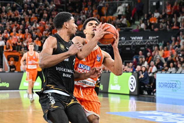 easyCredit BBL; ratiopharm Ulm - Basketball Löwen Braunschweig, 10.01.2026 ULM, GERMANY - 10. JANUARY: im Duell David NGUESSAN (Basketball Löwen Braunschweig 1) und Mark SMITH (ratipoharm Ulm 13) während dem Match zwischen Ratiopharm Ulm und Basketball Löwen Braunschweig am 15. Spieltag der easyCredit BBL in der Ratiopharm Arena Copyright: xBEAUTIFULxSPORTS Goldbergx