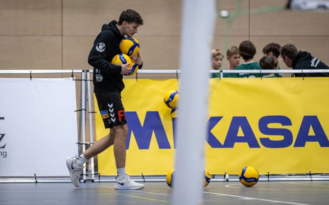 Volleyball, Saison 2025 2026, 2. Bundesliga Nord, 10.01.2026, 14. Spieltag, Herren, TuB Bocholt (weiss) vs. Kieler TV (rot) Tobias John (TuB Bocholt), Bocholt Sporthalle West Nordrhein-Westfalen Deutschland