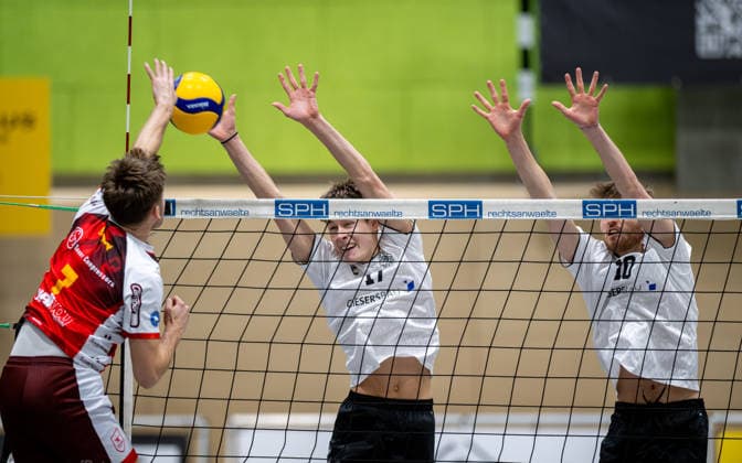 Volleyball, Saison 2025 2026, 2. Bundesliga Nord, 10.01.2026, 14. Spieltag, Herren, TuB Bocholt (weiss) vs. Kieler TV (rot) v.l.: Bo Hansen (Kieler TV), Hauke Lehmbrock (TuB Bocholt), Tom Doerpinghaus (TuB Bocholt), Bocholt Sporthalle West Nordrhein-Westfalen Deutschland