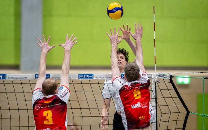 Volleyball, Saison 2025 2026, 2. Bundesliga Nord, 10.01.2026, 14. Spieltag, Herren, TuB Bocholt (weiss) vs. Kieler TV (rot) v.l.: Rasmus Grewe (Kieler TV), Joke Johannig (TuB Bocholt), Erik Niederluecke (Kieler TV), Bocholt Sporthalle West Nordrhein-Westfalen Deutschland