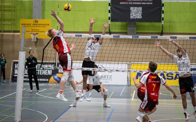 Volleyball, Saison 2025 2026, 2. Bundesliga Nord, 10.01.2026, 14. Spieltag, Herren, TuB Bocholt (weiss) vs. Kieler TV (rot) v.l.: Matthis Brux (Kieler TV), Lukas Salimi (TuB Bocholt), Bocholt Sporthalle West Nordrhein-Westfalen Deutschland