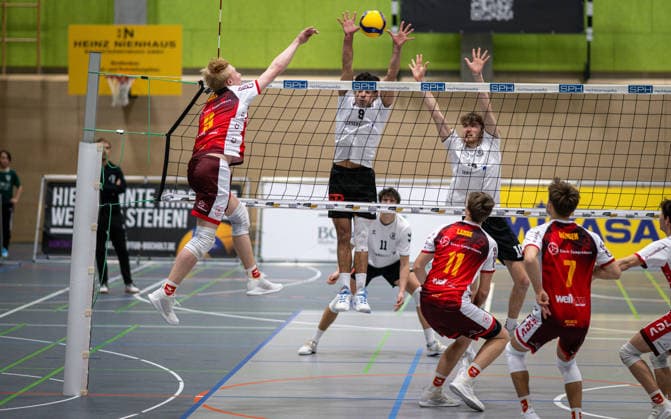 Volleyball, Saison 2025 2026, 2. Bundesliga Nord, 10.01.2026, 14. Spieltag, Herren, TuB Bocholt (weiss) vs. Kieler TV (rot) v.l.: Matthis Brux (Kieler TV), Lukas Salimi (TuB Bocholt), Josse Lange (Kieler TV), Tom Doerpinghaus (TuB Bocholt), Bo Hansen (Kieler TV), Bocholt Sporthalle West Nordrhein-Westfalen Deutschland