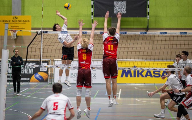 Volleyball, Saison 2025 2026, 2. Bundesliga Nord, 10.01.2026, 14. Spieltag, Herren, TuB Bocholt (weiss) vs. Kieler TV (rot) v.l.: Joke Johannig (TuB Bocholt), Matthis Brux (Kieler TV), Josse Lange (Kieler TV), Bocholt Sporthalle West Nordrhein-Westfalen Deutschland