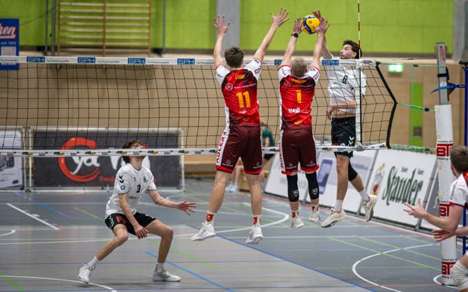 Volleyball, Saison 2025 2026, 2. Bundesliga Nord, 10.01.2026, 14. Spieltag, Herren, TuB Bocholt (weiss) vs. Kieler TV (rot) v.l.: Tom Doerpinghaus (TuB Bocholt), Josse Lange (Kieler TV), Mattis Lehmann (Kieler TV), Ben Stoverink (TuB Bocholt), Bocholt Sporthalle West Nordrhein-Westfalen Deutschland