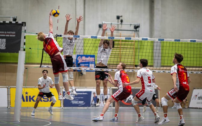 Volleyball, Saison 2025 2026, 2. Bundesliga Nord, 10.01.2026, 14. Spieltag, Herren, TuB Bocholt (weiss) vs. Kieler TV (rot) v.l.: Matthis Brux (Kieler TV), Hauke Lehmbrock (TuB Bocholt), Bohdan Velychko (TuB Bocholt), Rasmus Grewe (Kieler TV), Pelle Jorek Tepp (Libero Kieler TV), Bo Hansen (Kieler TV), Bocholt Sporthalle West Nordrhein-Westfalen Deutschland