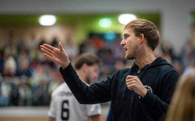 Volleyball, Saison 2025 2026, 2. Bundesliga Nord, 10.01.2026, 14. Spieltag, Herren, TuB Bocholt (weiss) vs. Kieler TV (rot) Max Ole Luebbert (Trainer TuB Bocholt), Bocholt Sporthalle West Nordrhein-Westfalen Deutschland