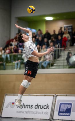 Volleyball, Saison 2025 2026, 2. Bundesliga Nord, 10.01.2026, 14. Spieltag, Herren, TuB Bocholt (weiss) vs. Kieler TV (rot) Joke Johannig (TuB Bocholt), Bocholt Sporthalle West Nordrhein-Westfalen Deutschland