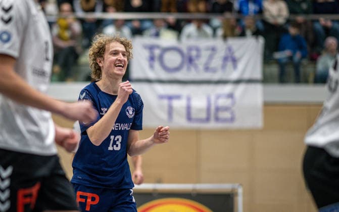 Volleyball, Saison 2025 2026, 2. Bundesliga Nord, 10.01.2026, 14. Spieltag, Herren, TuB Bocholt (weiss) vs. Kieler TV (rot) Tom-Luca Schluse (Libero TuB Bocholt), Bocholt Sporthalle West Nordrhein-Westfalen Deutschland