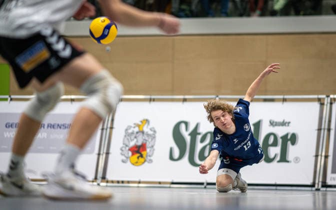 Volleyball, Saison 2025 2026, 2. Bundesliga Nord, 10.01.2026, 14. Spieltag, Herren, TuB Bocholt (weiss) vs. Kieler TV (rot) Tom-Luca Schluse (Libero TuB Bocholt), Bocholt Sporthalle West Nordrhein-Westfalen Deutschland