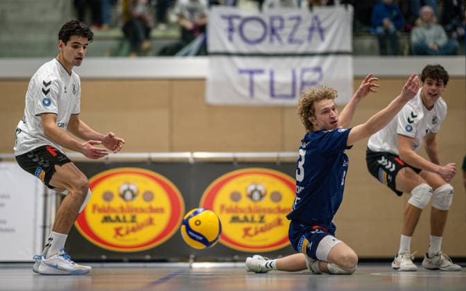 Volleyball, Saison 2025 2026, 2. Bundesliga Nord, 10.01.2026, 14. Spieltag, Herren, TuB Bocholt (weiss) vs. Kieler TV (rot) v.l.: Lukas Salimi (TuB Bocholt), Tom-Luca Schluse (Libero TuB Bocholt), Joke Johannig (TuB Bocholt), Bocholt Sporthalle West Nordrhein-Westfalen Deutschland