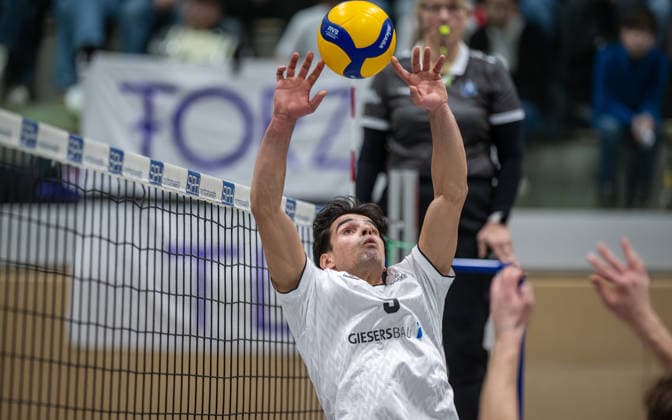 Volleyball, Saison 2025 2026, 2. Bundesliga Nord, 10.01.2026, 14. Spieltag, Herren, TuB Bocholt (weiss) vs. Kieler TV (rot) Lukas Salimi (TuB Bocholt), Bocholt Sporthalle West Nordrhein-Westfalen Deutschland