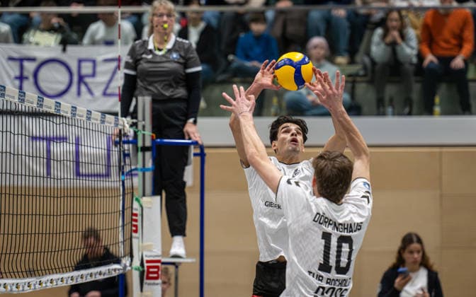 Volleyball, Saison 2025 2026, 2. Bundesliga Nord, 10.01.2026, 14. Spieltag, Herren, TuB Bocholt (weiss) vs. Kieler TV (rot) v.l.: Lukas Salimi (TuB Bocholt), Tom Doerpinghaus (TuB Bocholt), Bocholt Sporthalle West Nordrhein-Westfalen Deutschland