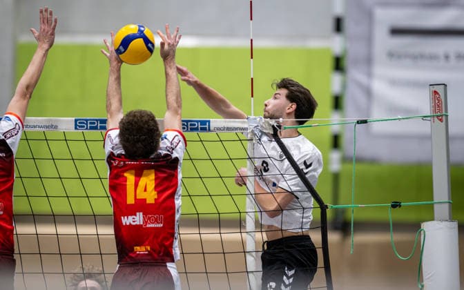 Volleyball, Saison 2025 2026, 2. Bundesliga Nord, 10.01.2026, 14. Spieltag, Herren, TuB Bocholt (weiss) vs. Kieler TV (rot) v.l.: Til Krueger (Kieler TV), Ben Stoverink (TuB Bocholt), Bocholt Sporthalle West Nordrhein-Westfalen Deutschland